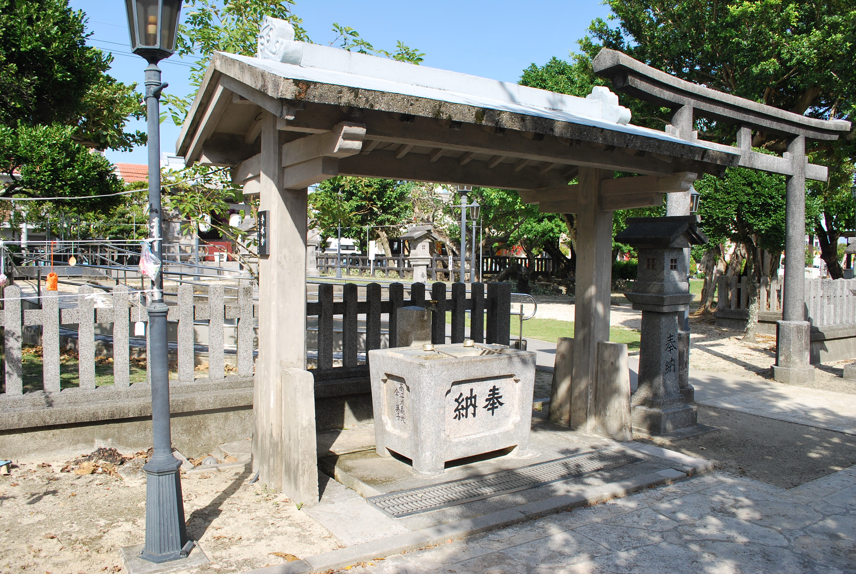 泡瀬ビジュルの手水鉢